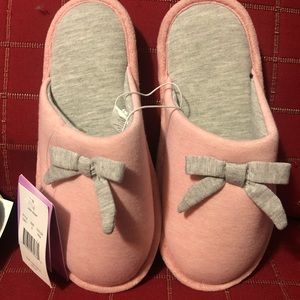 Women’s pink slippers